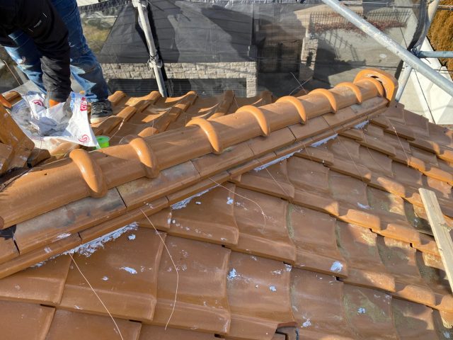 明石市の棟改修工事における紐丸瓦伏せ直し